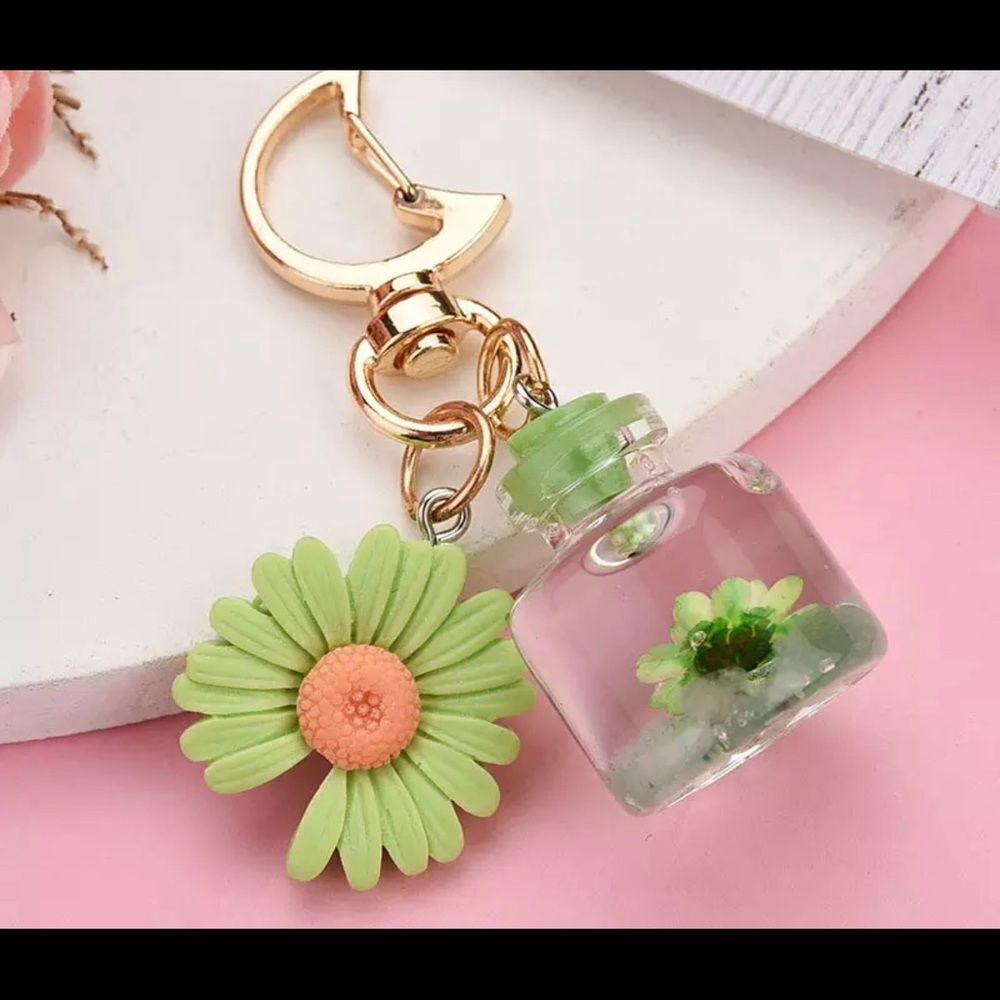 ‎SMALL DAISY KEYCHAIN WITH FLOWER WISH BOTTLE